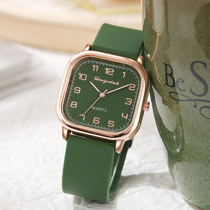 Fashionable quartz women's watch with silicone strap